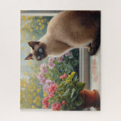 Siamese kat in het raam met uitzicht op de tuin legpuzzel (Verticaal)