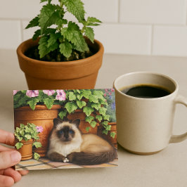 Siamese kat ligt bij bloemen kattenliefhebber briefkaart