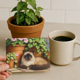 Siamese kat ligt bij bloemen kattenliefhebber briefkaart