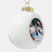 Siamese kat loopt in de sneeuw met kerst Pet Keramische Bal Ornament (Links)