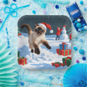 Siamese kat loopt in de sneeuw met kerst Pet Papieren Bordje (Feest)
