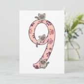 Siamese kat negende verjaardag voor katten bij kin kaart (Staand voorkant)