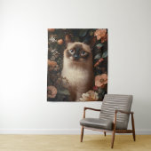 Siamese kat omringd door roze bloemetjes wandkleed (In situ)