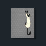 Siamese kat op | Funny Cat Canvas Afdruk<br><div class="desc">Wilde en Crazy Siamese Cat Holding met wetten. Voeg wat lol toe aan je woonruimte met de kunst van deze grappige kat minnaar. Dat maakt een groot cadeau voor katten. Een origineel ontwerp ©Jenn Kay.</div>