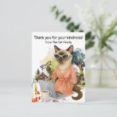 Siamese kat stuurt bericht via laptop briefkaart (Staand voorkant)