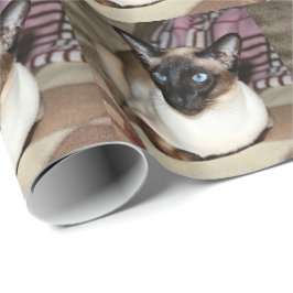 Siamese katten die op een bank wegvallen cadeaupapier