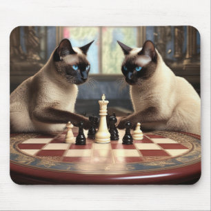 Siamese katten spelen schaak muismat