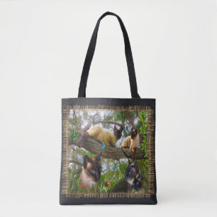 Siamese Sophie speelt in haar tuin Tote Bag