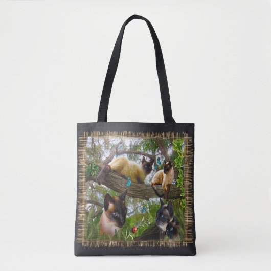 Siamese Sophie speelt in haar tuin Tote Bag (Voorkant)
