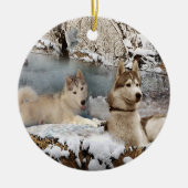 Siberian Huskies Snow Scene Ornament (Voorkant)
