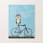 Siberian Husky Dog zit op de  fiets Legpuzzel<br><div class="desc">Puzzle met een schattige Husky op een ouderwetse fiets op een blauwe zomerdag.</div>