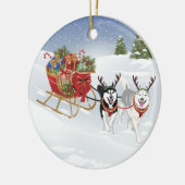 Siberische handige hond die met kerstmouwen slikt. keramisch ornament (Links)