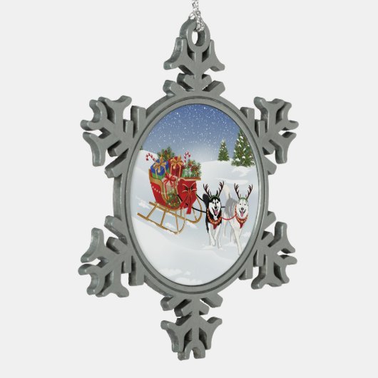 Siberische handige hond die met kerstmouwen slikt. tin sneeuwvlok ornament (Links)