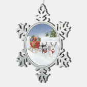 Siberische handige hond die met kerstmouwen slikt. tin sneeuwvlok ornament (Rechts)