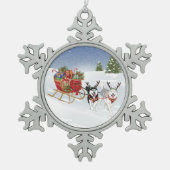Siberische handige hond die met kerstmouwen slikt. tin sneeuwvlok ornament (Voorkant)
