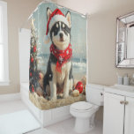 Siberische Husky Dog Christmas  Beach Douchegordijn<br><div class="desc">Breng de warmte van de feestdagen naar de kust met dit charmante, op vintages geïnspireerde ontwerp met een feestelijke hond die op een sereen strand zit. Met een klassieke vakantietoets van nostalgische tinten en kustvibes, vangt dit kunstwerk de magie van Kerstmis door het zee. Perfect voor het verspreiden van feestvreugde,...</div>