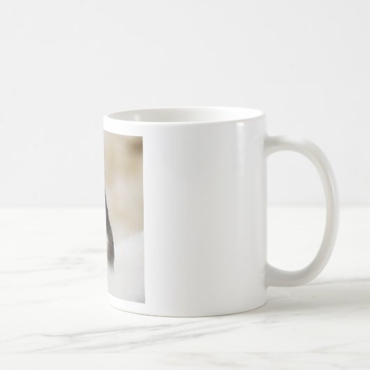 Siberische Husky Hond met Santa Hoed in Sneeuw Koffiemok (Rechts)