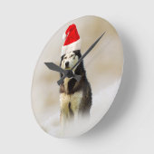 Siberische Husky Hond met Santa Hoed in Sneeuw Ronde Klok (Hoek)