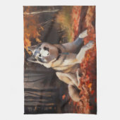 Siberische Husky in de herfst laat Herfst inspirer Theedoek (Verticaal)
