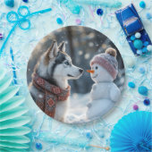 Siberische Husky kijkt naar een sneeuwman Papieren Bordje (Feest)