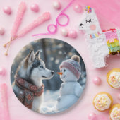 Siberische Husky kijkt naar een sneeuwman Papieren Bordje (Feest)
