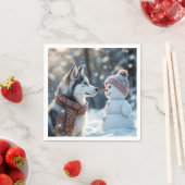 Siberische Husky kijkt naar een sneeuwman Servet (Insitu)