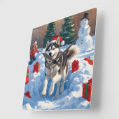 Siberische Husky loopt in de sneeuw met kerst Pet Vierkante Klok (Hoek)