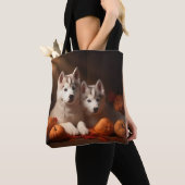 Siberische Husky Puppy Herfst Delight Pompoen Tote Bag (Dichtbij)