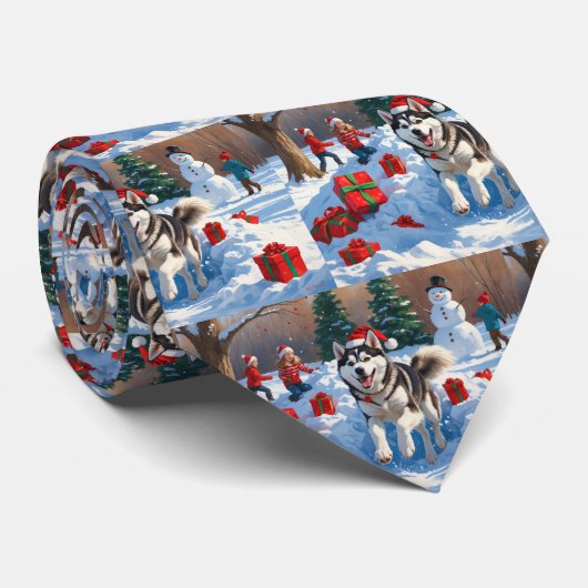 Siberische Husky Rent in de Sneeuw met Kerstmuts Stropdas (Opgerold)