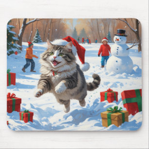 Siberische kat die in de sneeuw rent met een kerst muismat