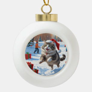 Siberische kat die in de sneeuw rent met kerstmuts keramische bal ornament