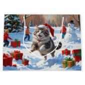 Siberische kat loopt in de sneeuw met kerst Pet Groot Cadeauzakje (Voorkant)