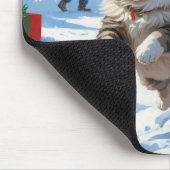 Siberische kat loopt in de sneeuw met kerst Pet Muismat (Hoek)