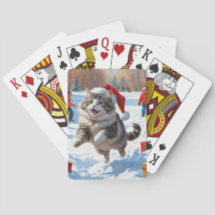 Siberische kat loopt in de sneeuw met kerstmuts pokerkaarten