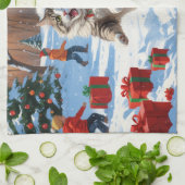 Siberische kat loopt in de sneeuw met kerstmuts theedoek (Gevouwen)