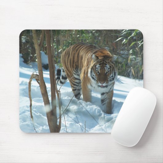 Siberische tijger loopt in sneeuwmousepad muismat (Met muis)