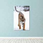 Siberische tijger op sneeuw canvas afdruk (Insitu (Houten vloer))