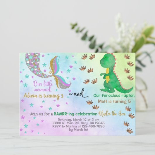 Siblings mermaid en dinosaurus verjaardagsuitnodig kaart (Staand voorkant)