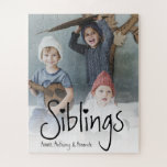 Siblings | Persoonlijke foto Legpuzzel<br><div class="desc">De kerstmis komt eraan en de kans dat we thuis moeten blijven is enorm groot. Deze foto-puzzel is het perfecte cadeau voor alle families, zussen, broers, broers, zussen, grootouders, en nog veel meer, om ons amusement te houden tijdens de feestperiode en wanneer we onszelf moeten isoleren. De tekst kan worden...</div>