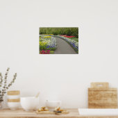 Sidewalk pathway through tulpen and daffodils, 2 poster (Keuken)
