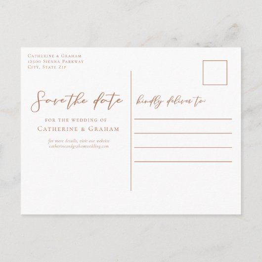 Sienna Brown Script Koppel Foto Chic Herfst Aankondigingskaart (Achterkant)