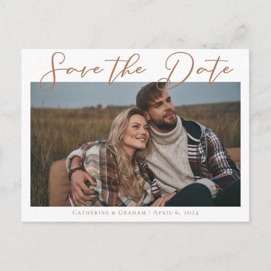 Sienna Brown Script Koppel Foto Chic Herfst Aankondigingskaart (Voorkant)