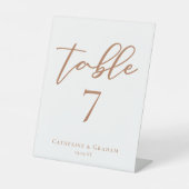 Sienna Bruin Script Aangepast Trouw Tafelnummer Reclamebord Met Voetstuk (Voorkant)