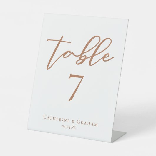 Sienna Bruin Script Aangepast Trouw Tafelnummer Reclamebord Met Voetstuk (Voorkant)