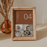 SIENNA Kindertijd Fototafel Nummer Kaart<br><div class="desc">Het Collectie van Sienna legt perfect de essentie vast van een bohemen-, rustige, westerne of woestijnfeest. Het collectie kenmerkt een modern manuscriptdoopvont die een aanraking van elegantie en verfijning aan de warme terracotta tinten leent die door het collectie worden gebruikt. Dit collectie is perfect voor iedereen die een gevoel van...</div>