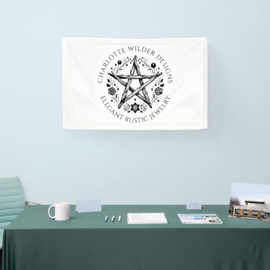 Sieradenontwerper met een rustieke, heidense insla spandoek (Beurs)