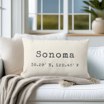Sierkussen aangepaste stadscoördinaten | Ivory Kussen<br><div class="desc">Show je liefde voor je woonplaats of huidige stad met onze aangepaste coördinaten lumbar en kussen. Onze neutraal ivoorcrèmekussen, die voor Sonoma in Californië zijn afgebeeld, zijn voorzien van uw stadsnaam en lengte- en breedtegraad in de kool-typemachine. Ga uw plaatsnaam en coördinaten in gebruikend de verstrekte gebieden, of gebruik de...</div>