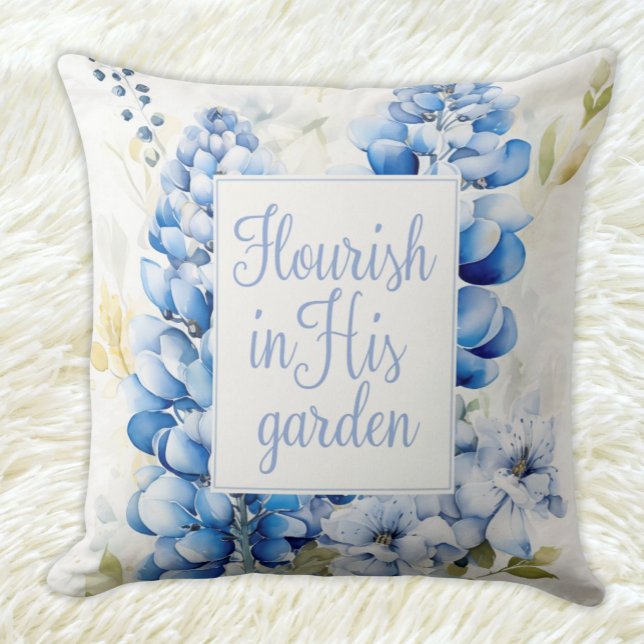 Sierkussen bloeit in zijn tuin Paascadeau (Christian Easter Gift Throw Pillow Flourish in His Garden Bluebonnet Floral Bible Verse)