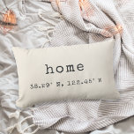 Sierkussen "Home" Custom Coordinates | Ivory Kussen<br><div class="desc">Show je liefde voor je woonplaats of huidige stad met onze aangepaste coördinaten lumbar en kussen. Onze neutrale ivoorcrèmekussen zijn voorzien van de coördinaten "thuis" en de coördinaten eronder. Ze zijn voorzien van uw stadsnaam en lengte- en breedtegraad in de kool-typemachine. Ga uw plaatsnaam en coördinaten in gebruikend de verstrekte...</div>