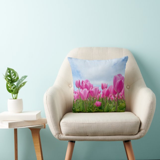Sierkussen met roze tulpbloemen (Stoel)